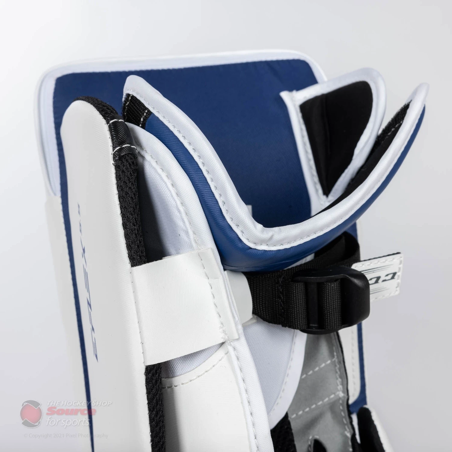 CCM Extreme Flex E5.5 Junior Goalie Blocker 13 CCM Extreme Flex E5.5 Junior Goalie Blocker - Image 11