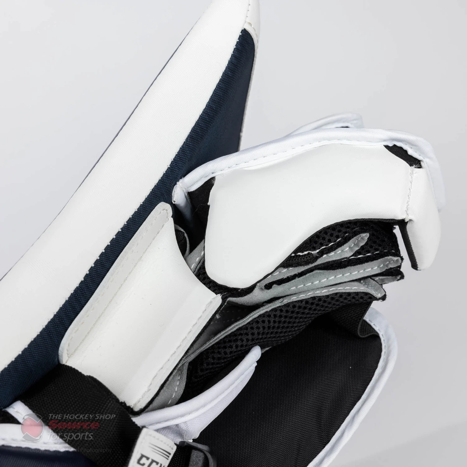 CCM Extreme Flex E5.9 Intermediate Goalie Blocker 9 CCM Extreme Flex E5.9 Intermediate Goalie Blocker - Image 7