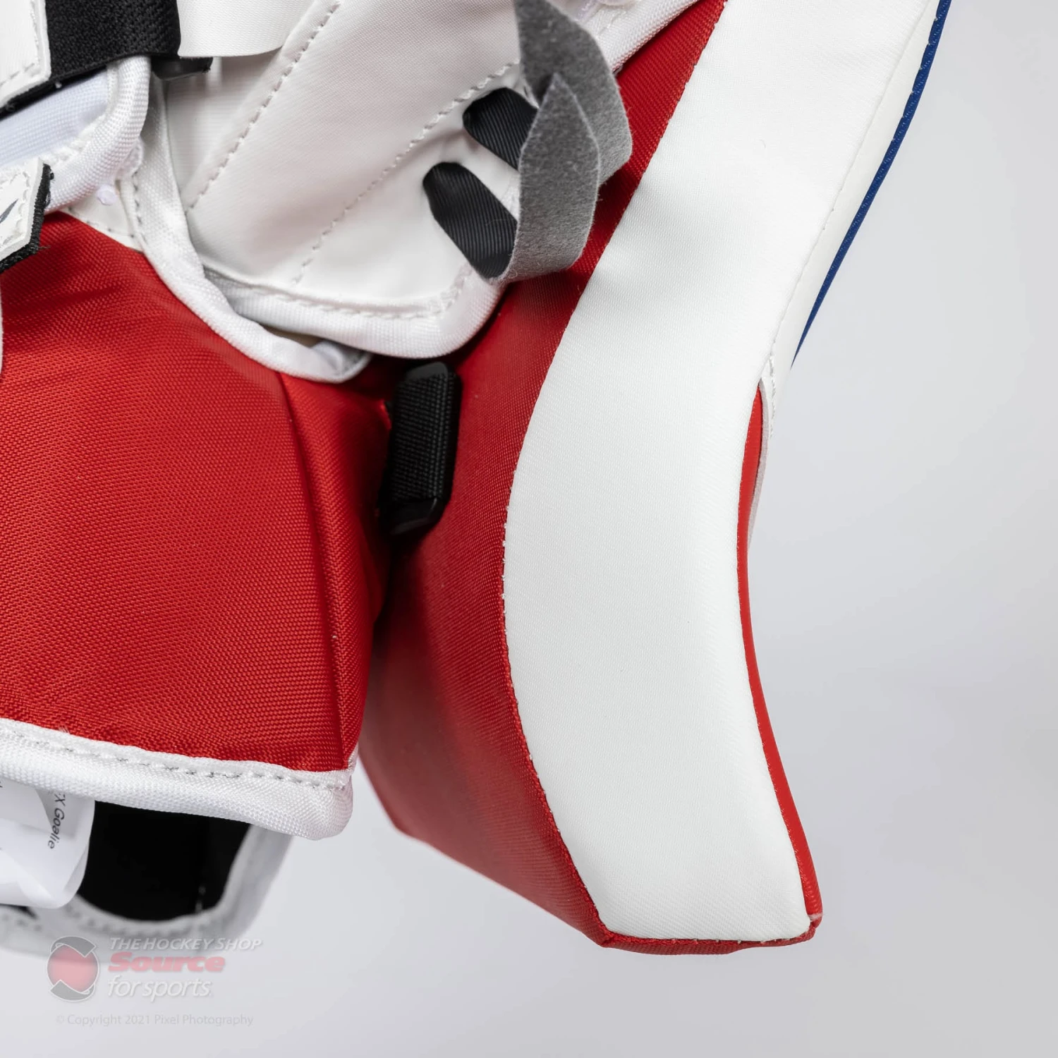 CCM Extreme Flex E5.5 Senior Goalie Catcher 9 CCM Extreme Flex E5.5 Senior Goalie Catcher - Image 7