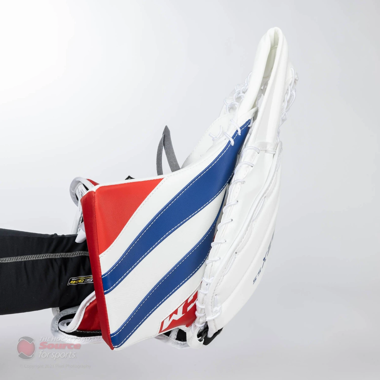 CCM Extreme Flex E5.5 Senior Goalie Catcher 4 CCM Extreme Flex E5.5 Senior Goalie Catcher - Image 2